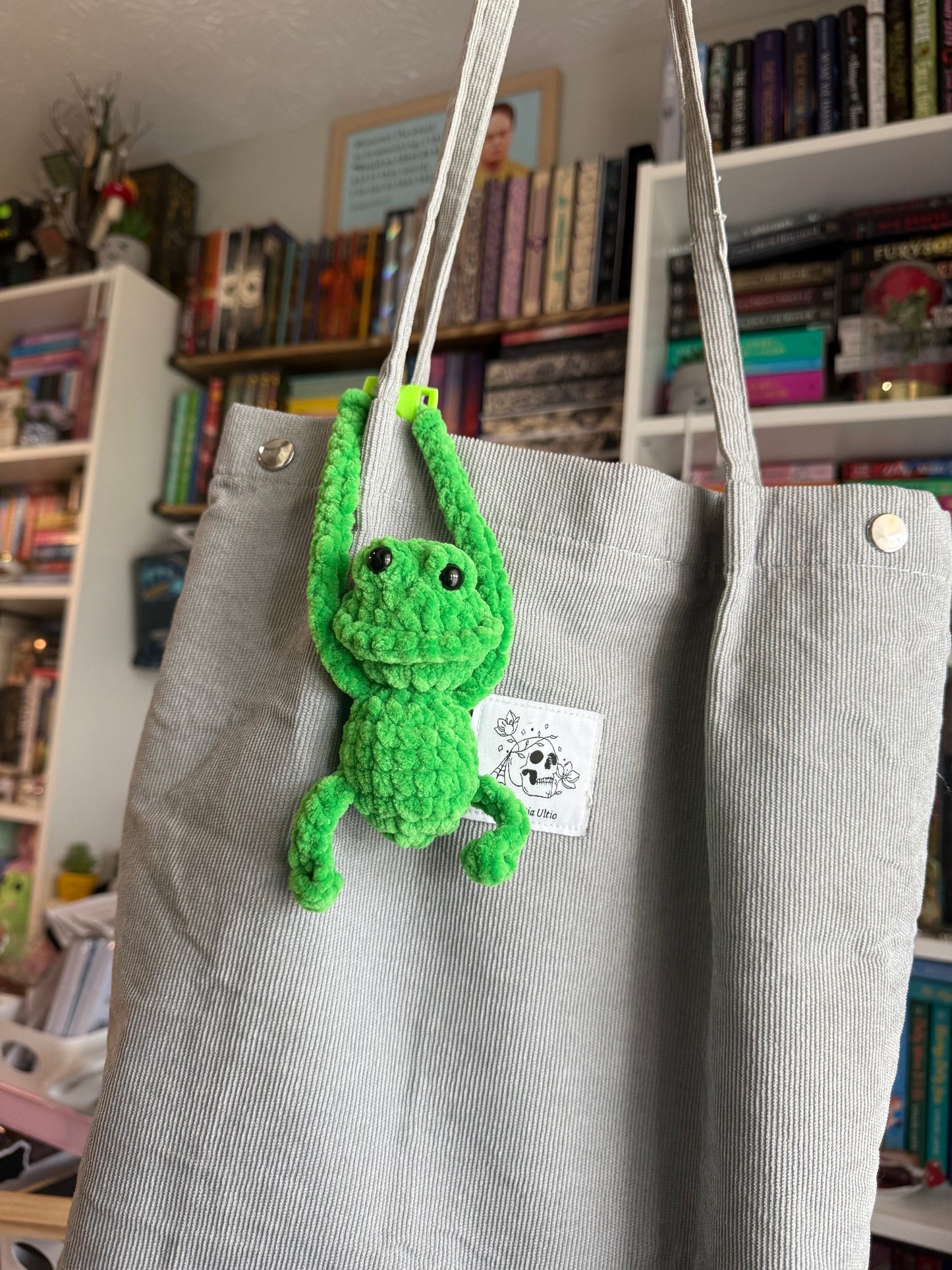 Frog buckle buddy
